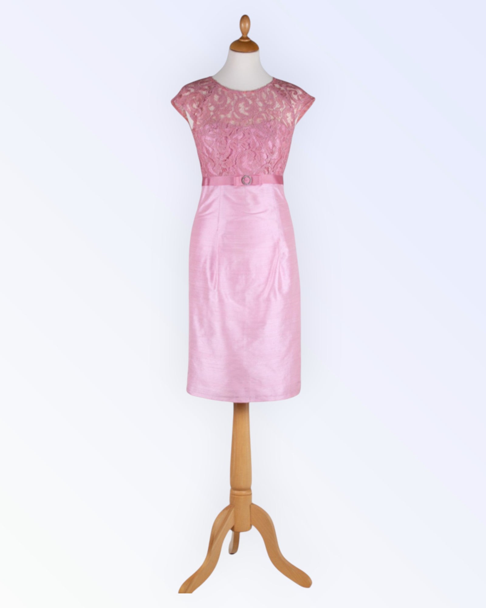 Vaaleanpunainen vintage-tyylinen cocktailmekko