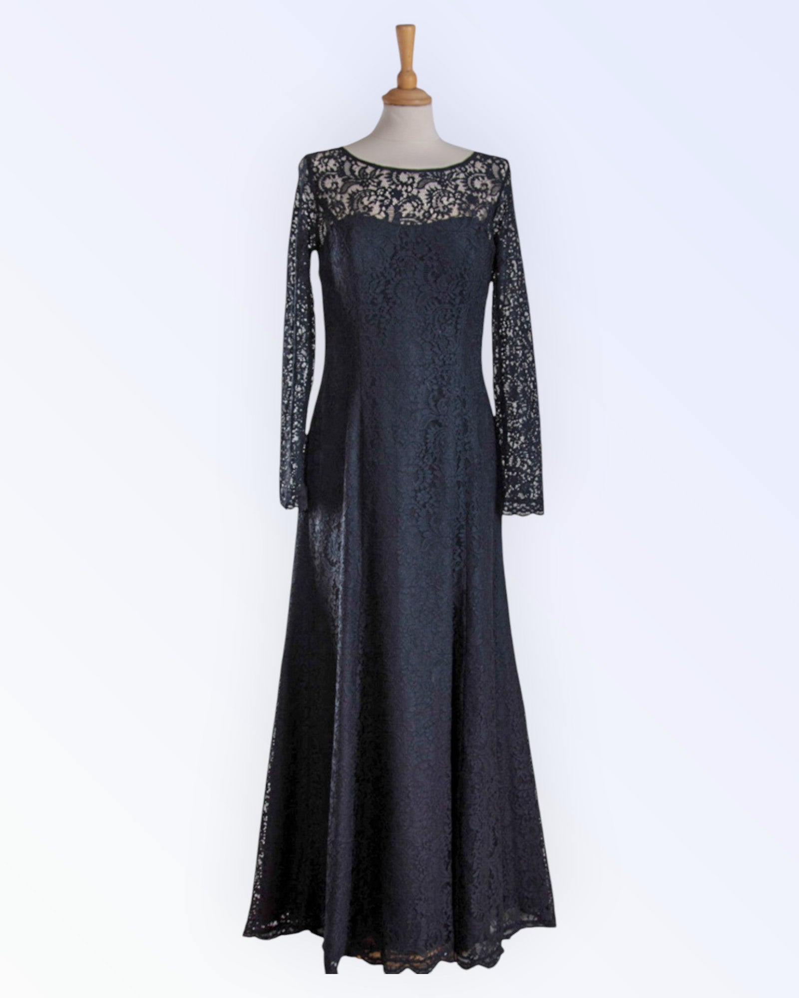 Long A-line evening dress in black lace – Ageless.ee