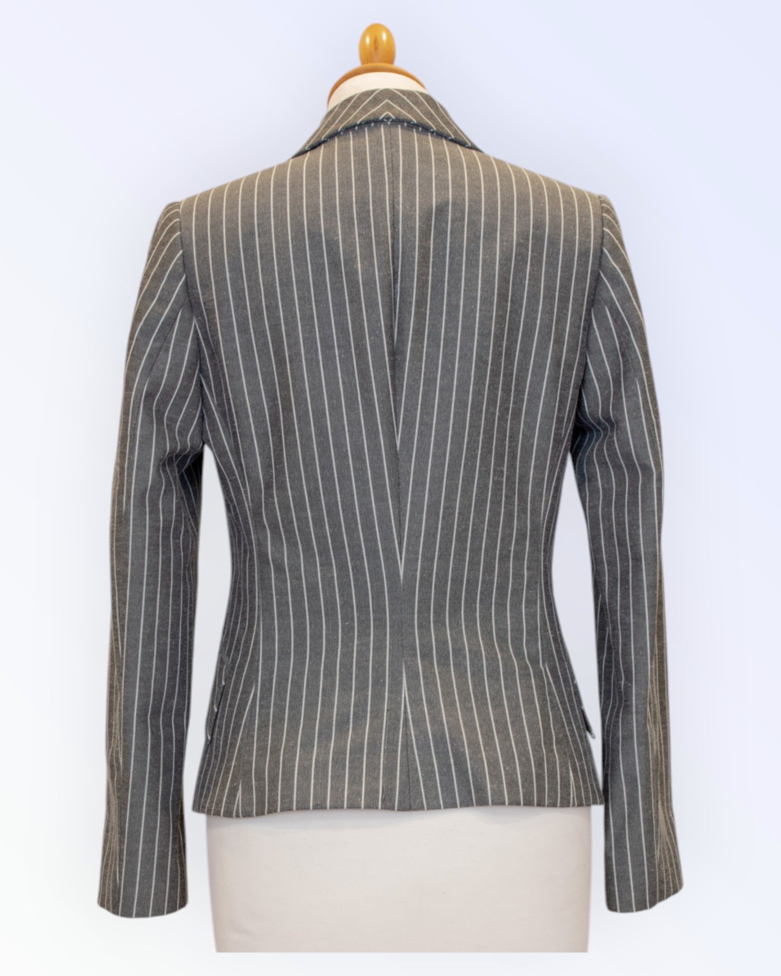 Triibuline kostüümjakk