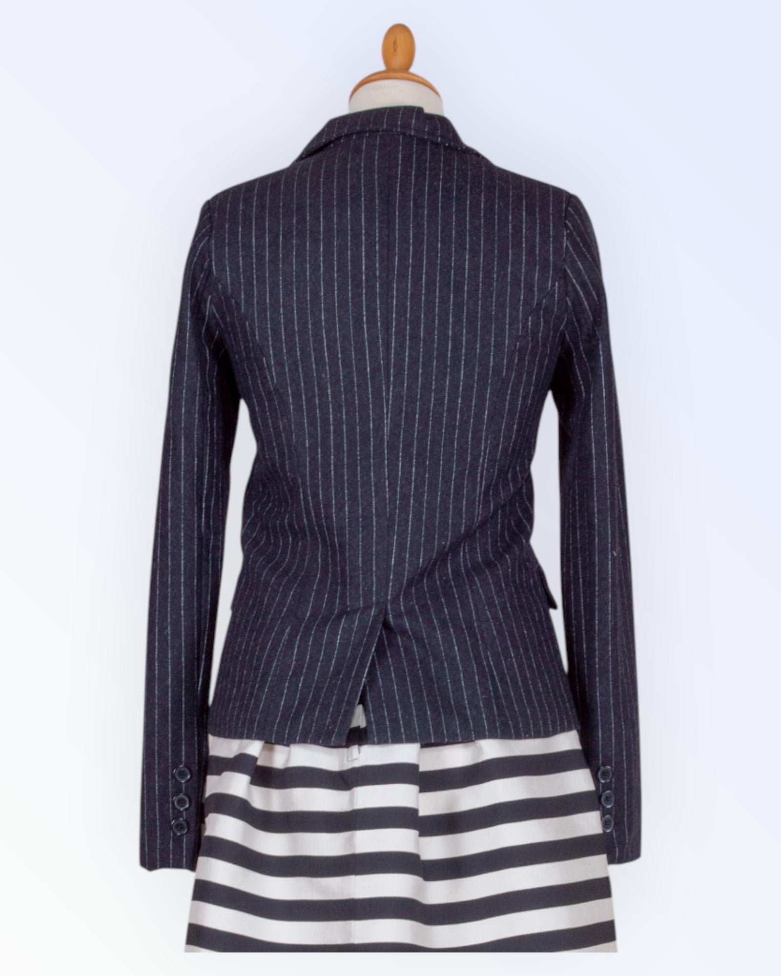 Fishbone tumehall triibuline kostüümjakk