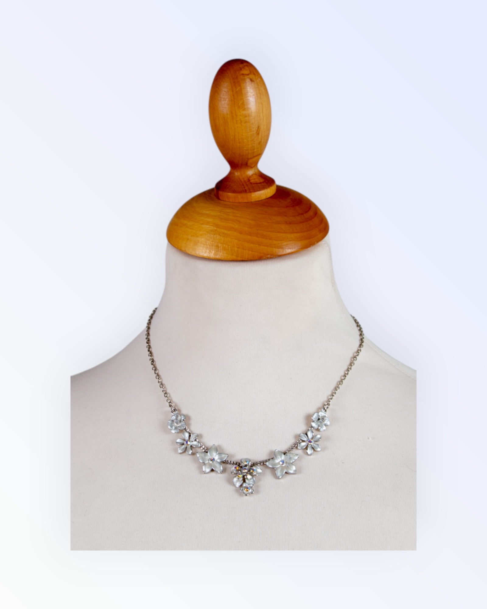 Metal necklace with flowers