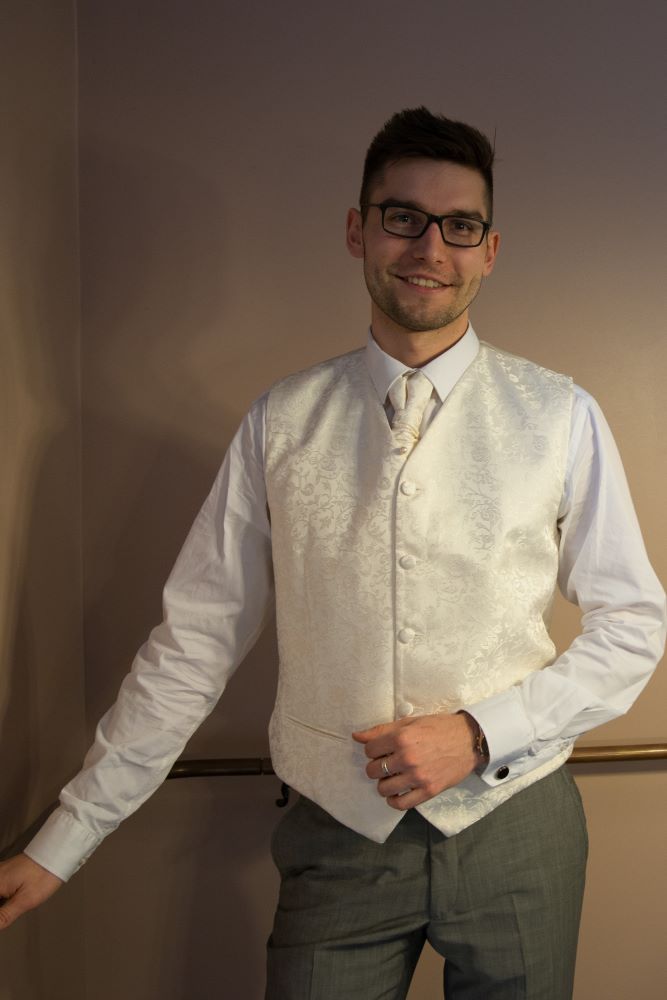 Miesten valkoinen juhlapaita