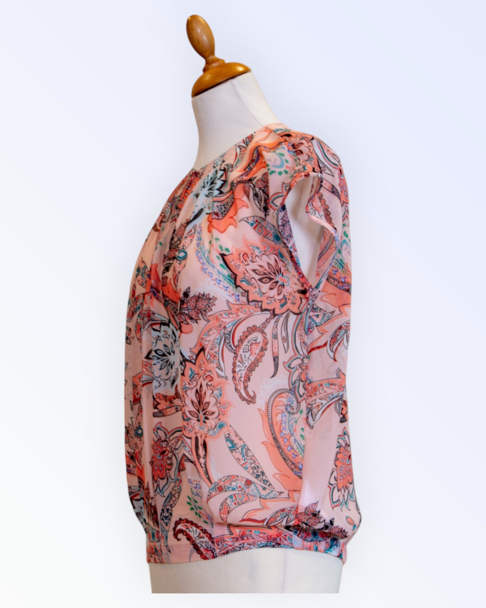 Orsay-toppi ohutta sifonkia, jossa paisley-kuvio