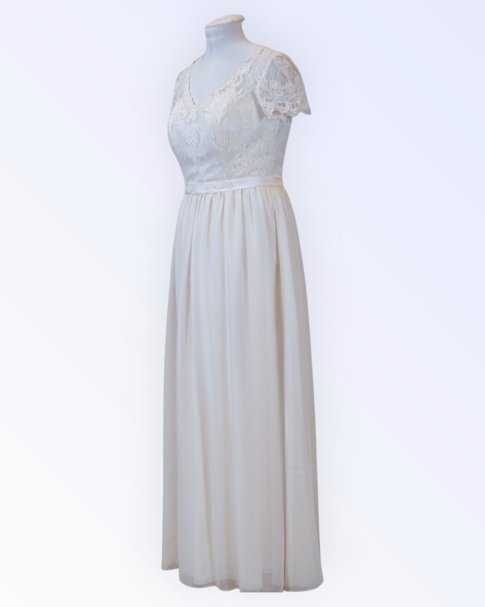Off-white chiffon wedding dress