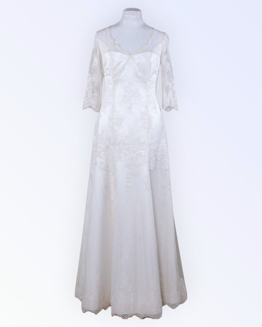 Classic style off-white wedding dress