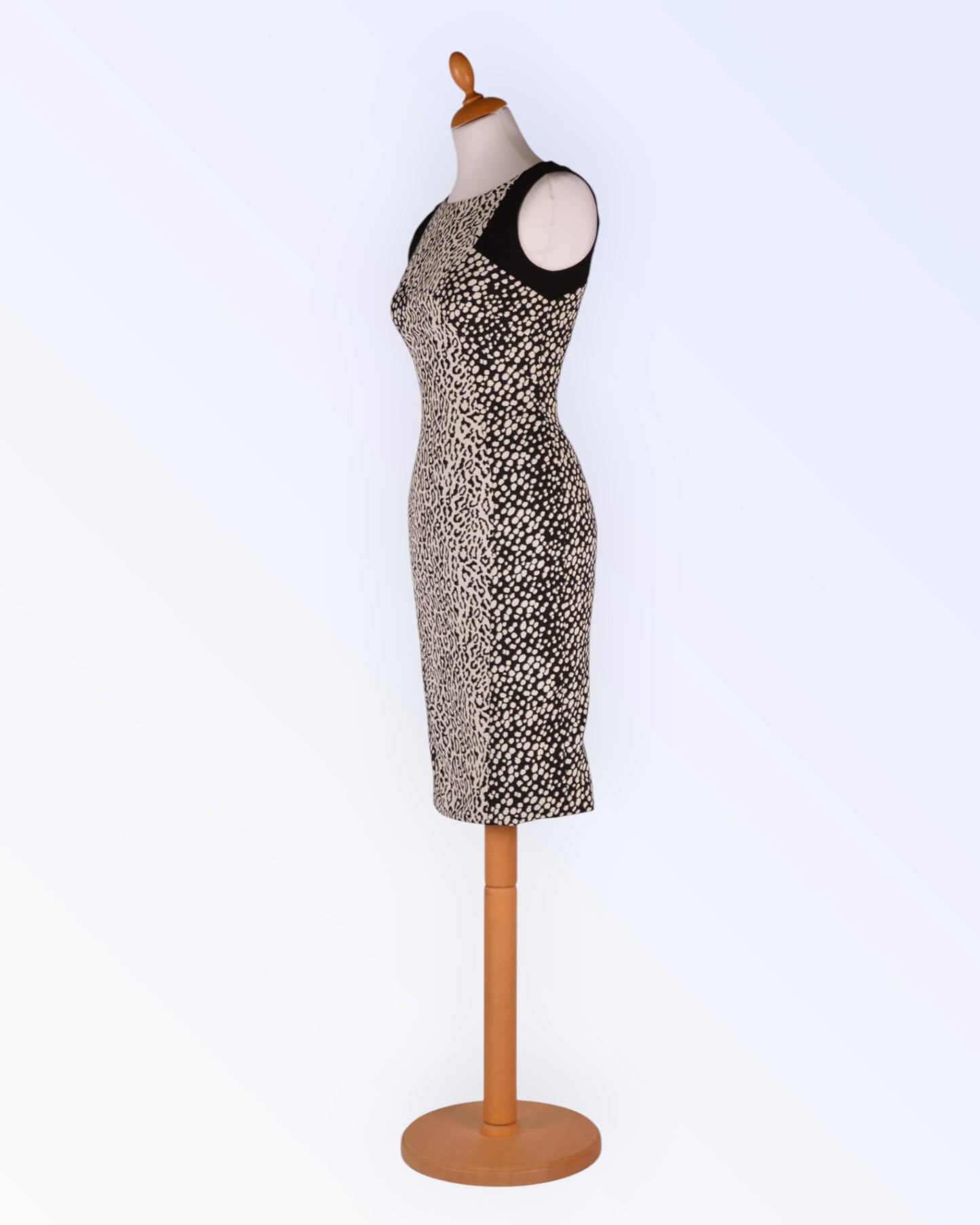 Karen Millen must-valge pliiatskleit