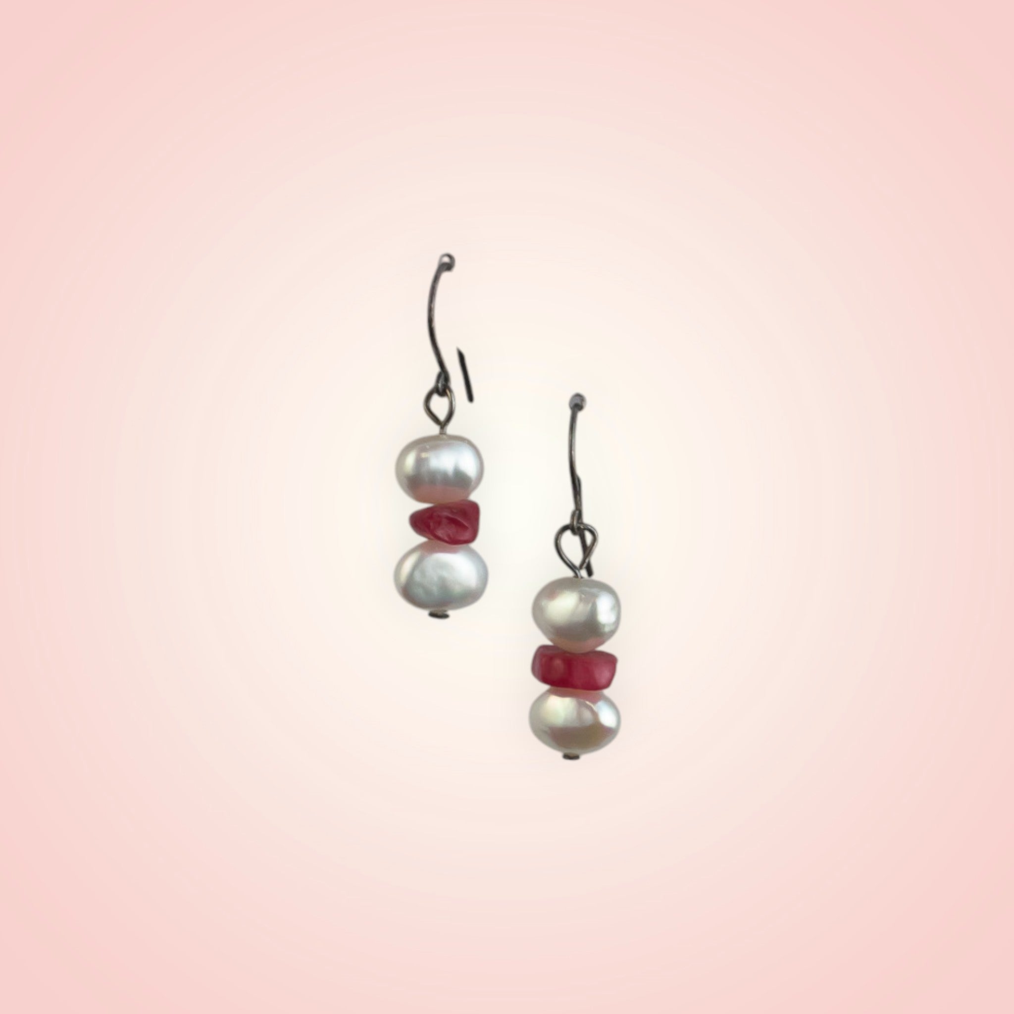Dangle earrings with freshwater pearl