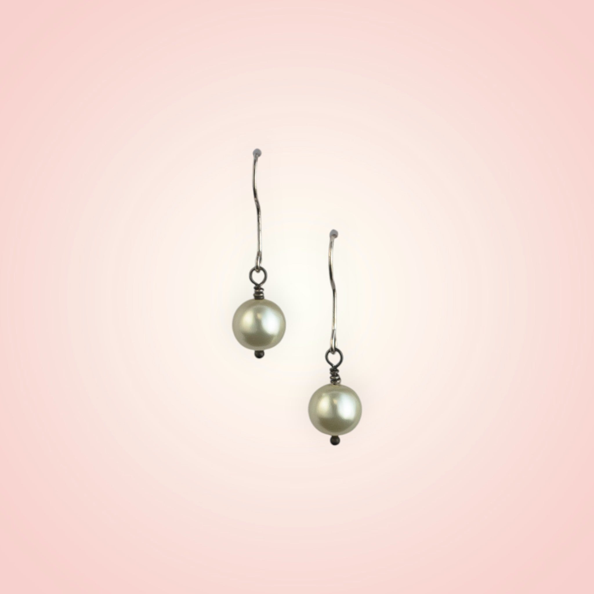 Earrings with a dangling pearl