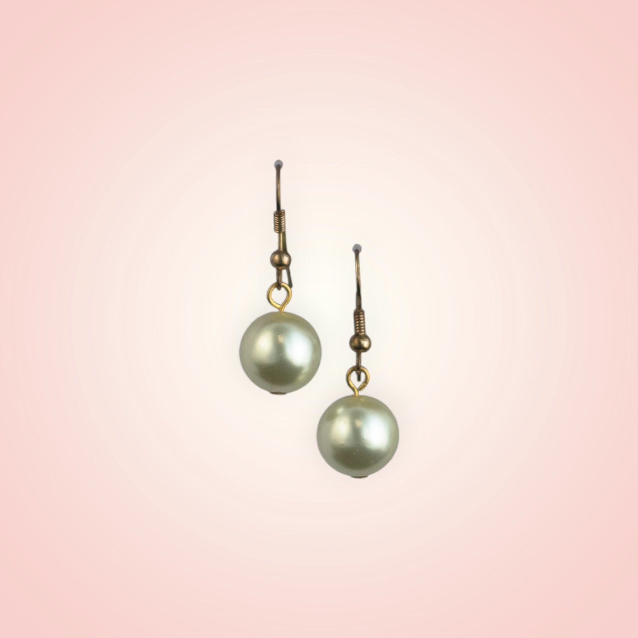 Earrings with a dangling pearl