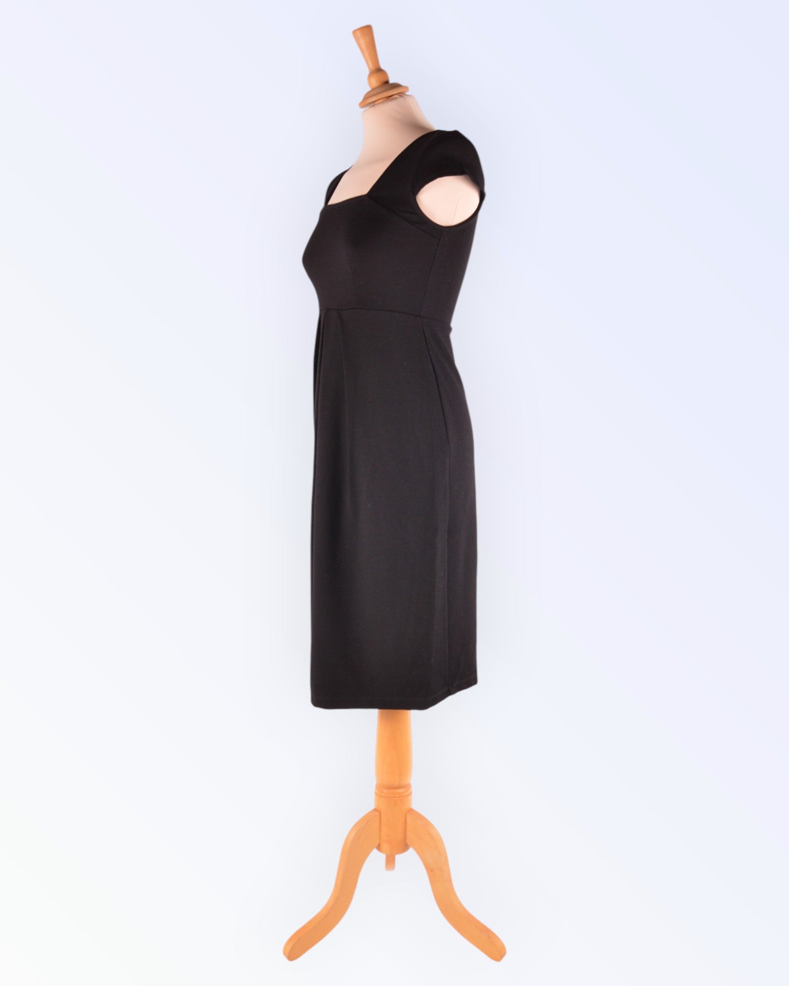 Isabella Oliverin pikku musta mekko odottaville äideille