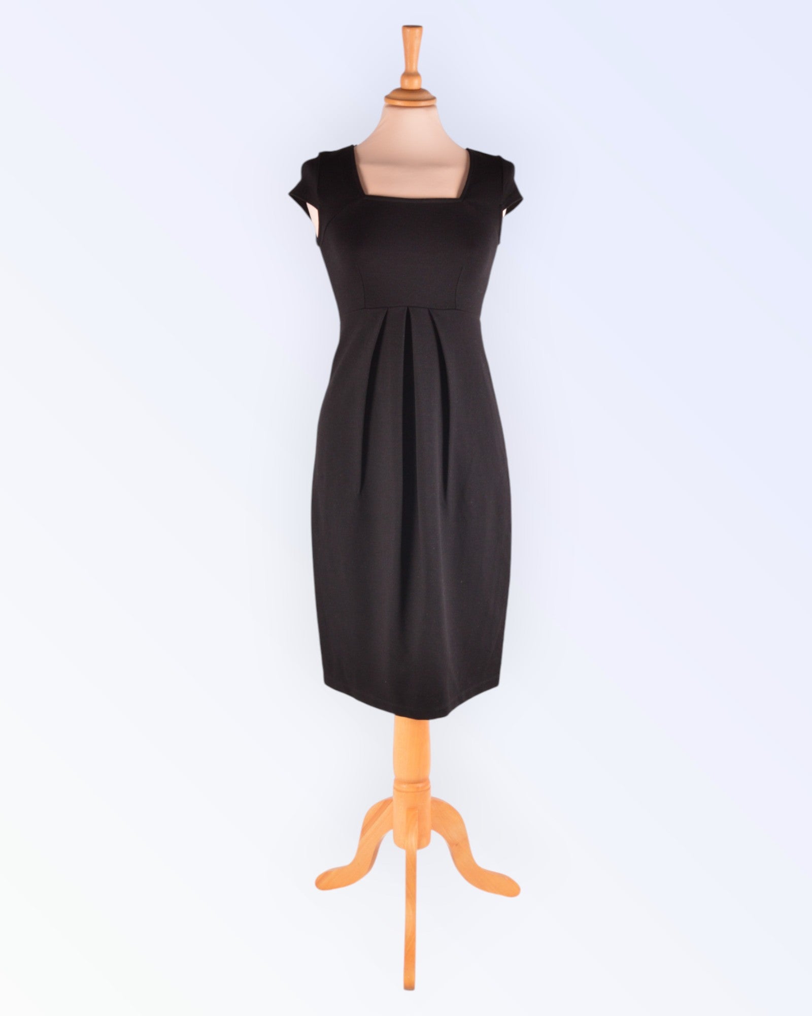 Isabella Oliverin pikku musta mekko odottaville äideille