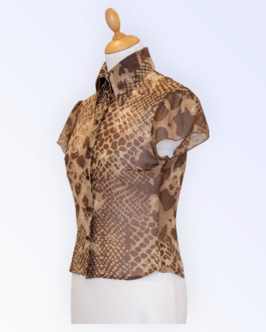 Thin blouse in animal print fabric