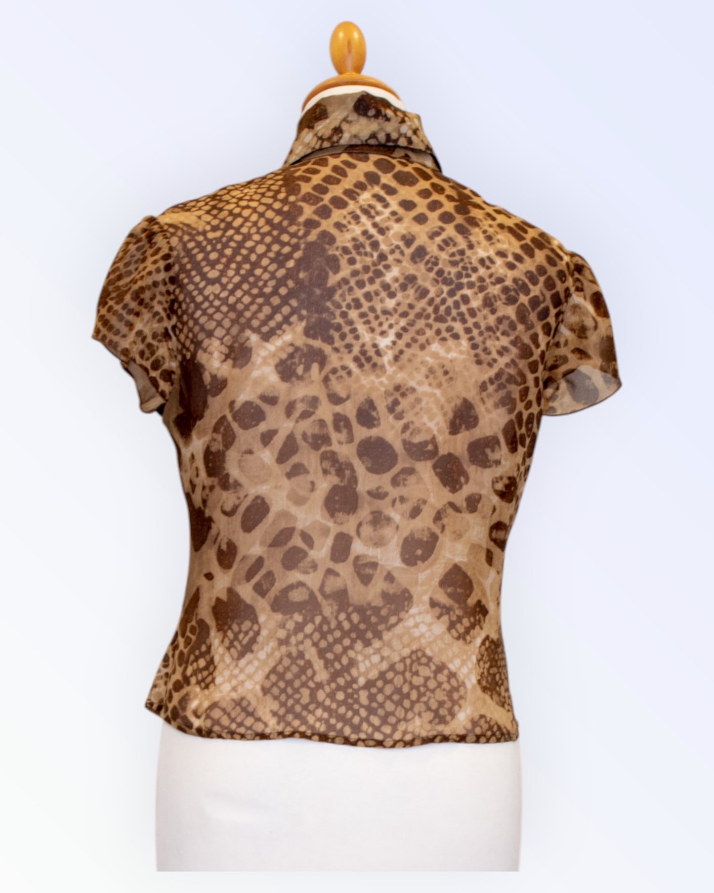 Thin blouse in animal print fabric