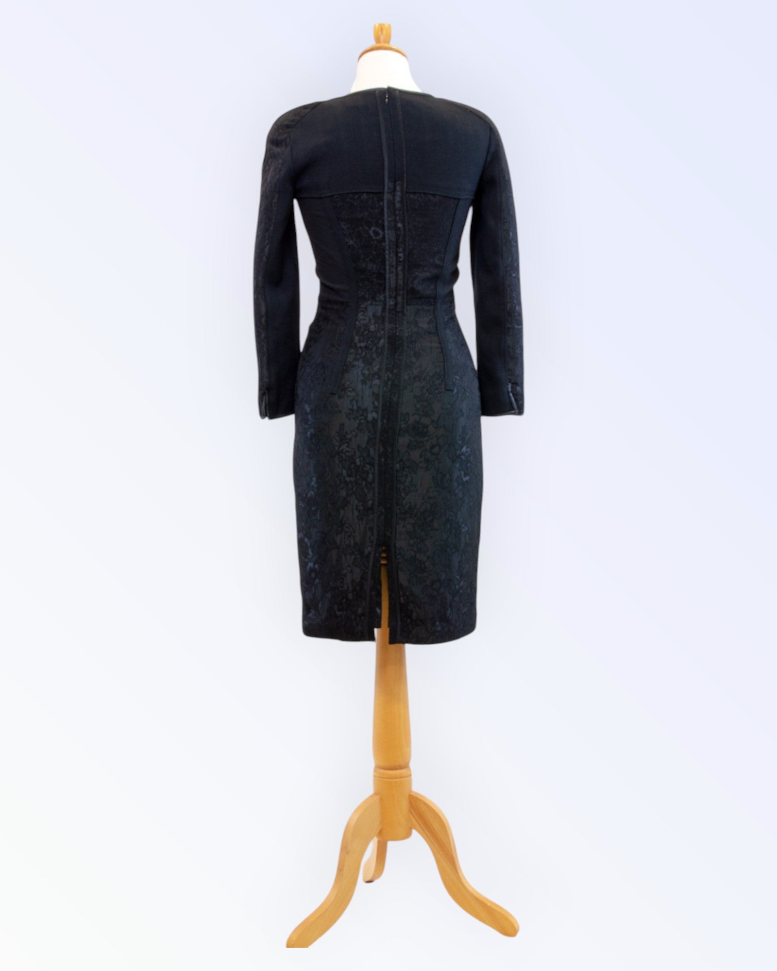 In Wear musta kynämekko