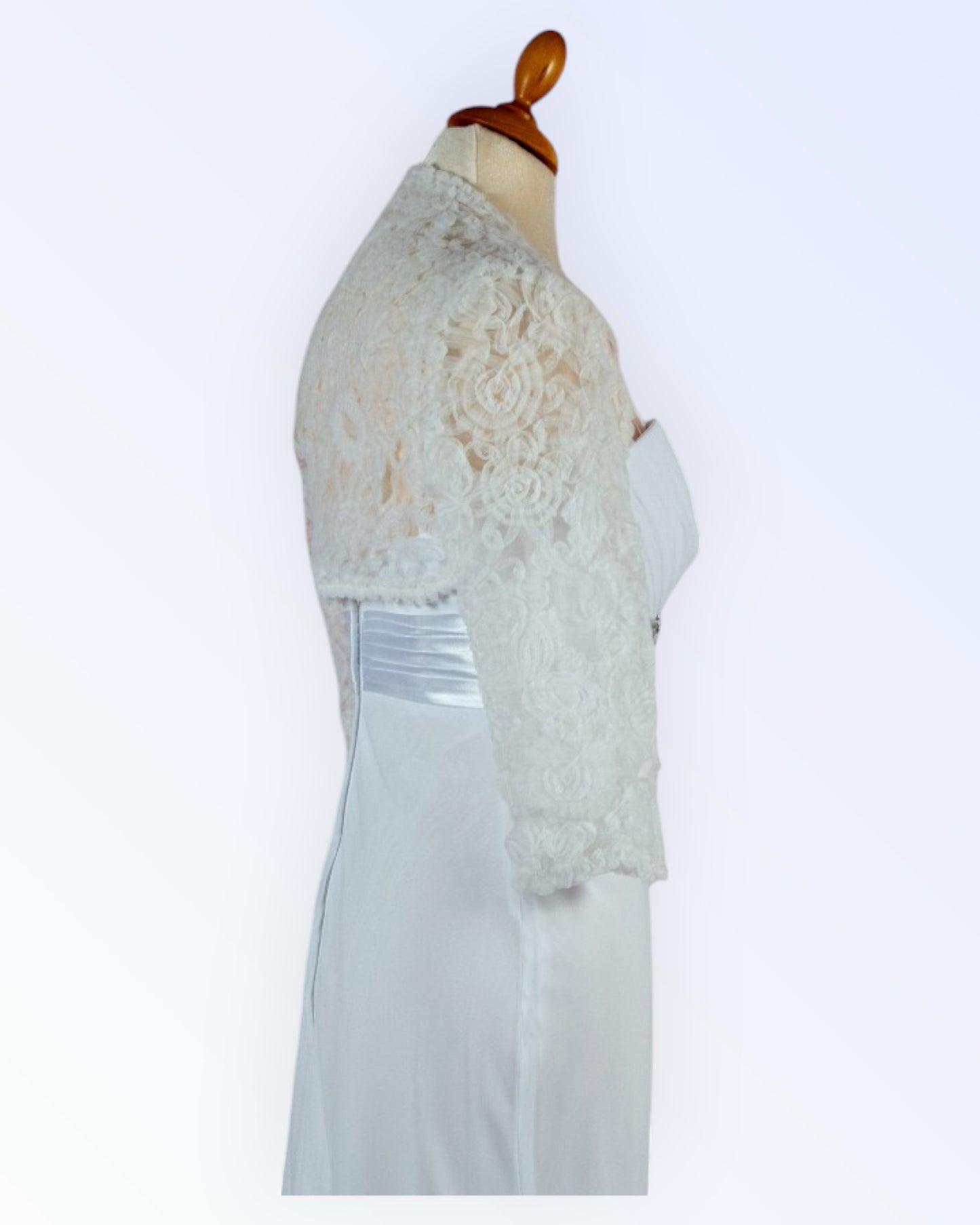 Juhlava valkoinen pitsibolero
