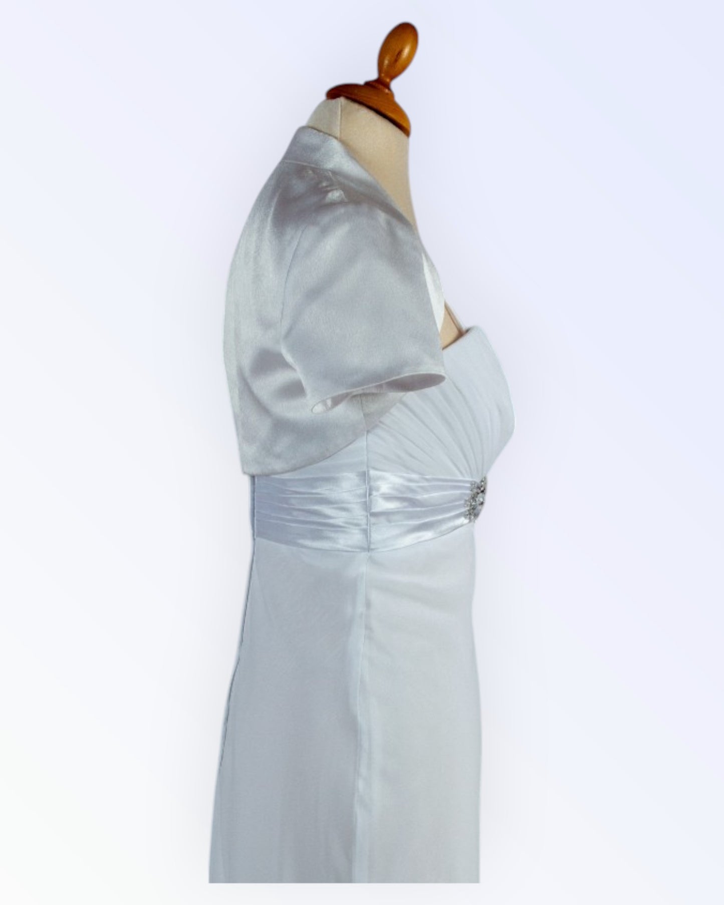 Juhlava valkoinen bolero