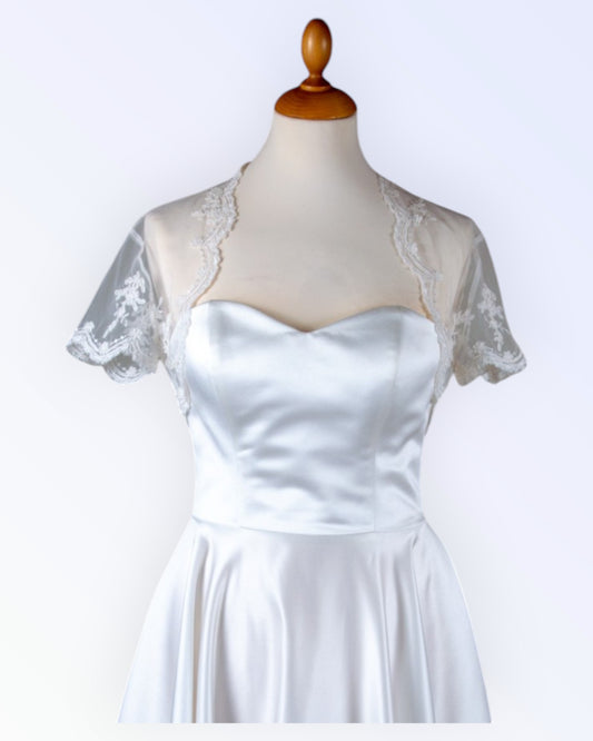Juhlava luonnonvalkoinen pitsibolero