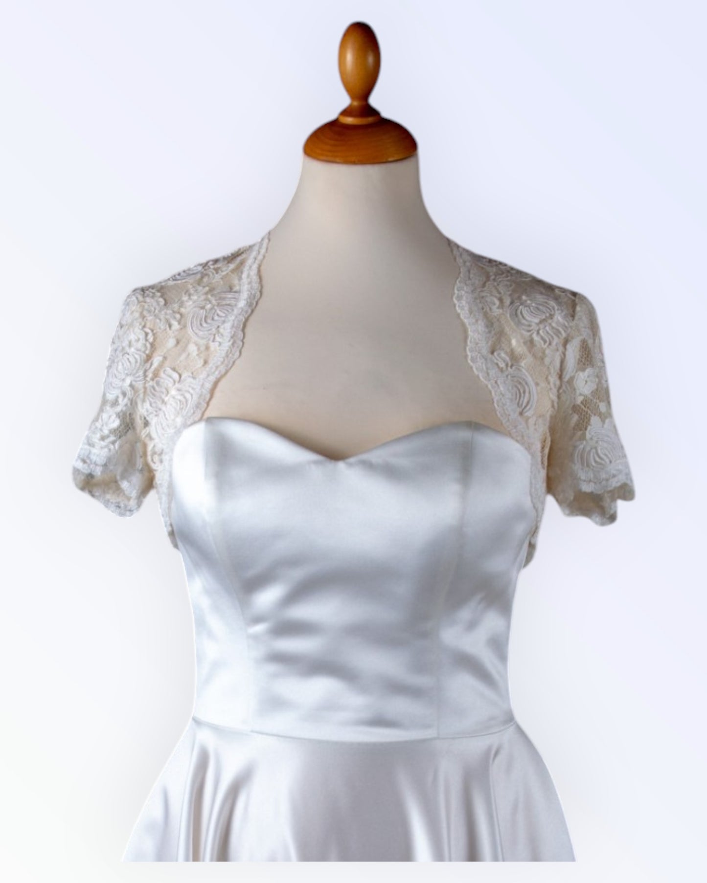 Juhlava luonnonvalkoinen pitsibolero