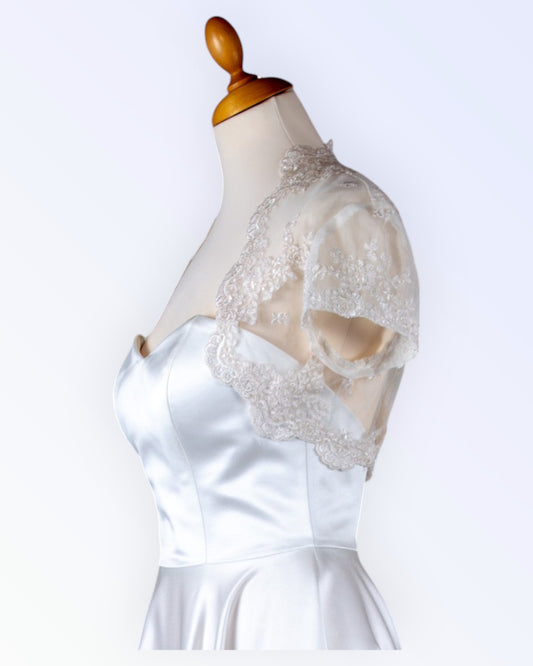 Juhlava luonnonvalkoinen pitsibolero