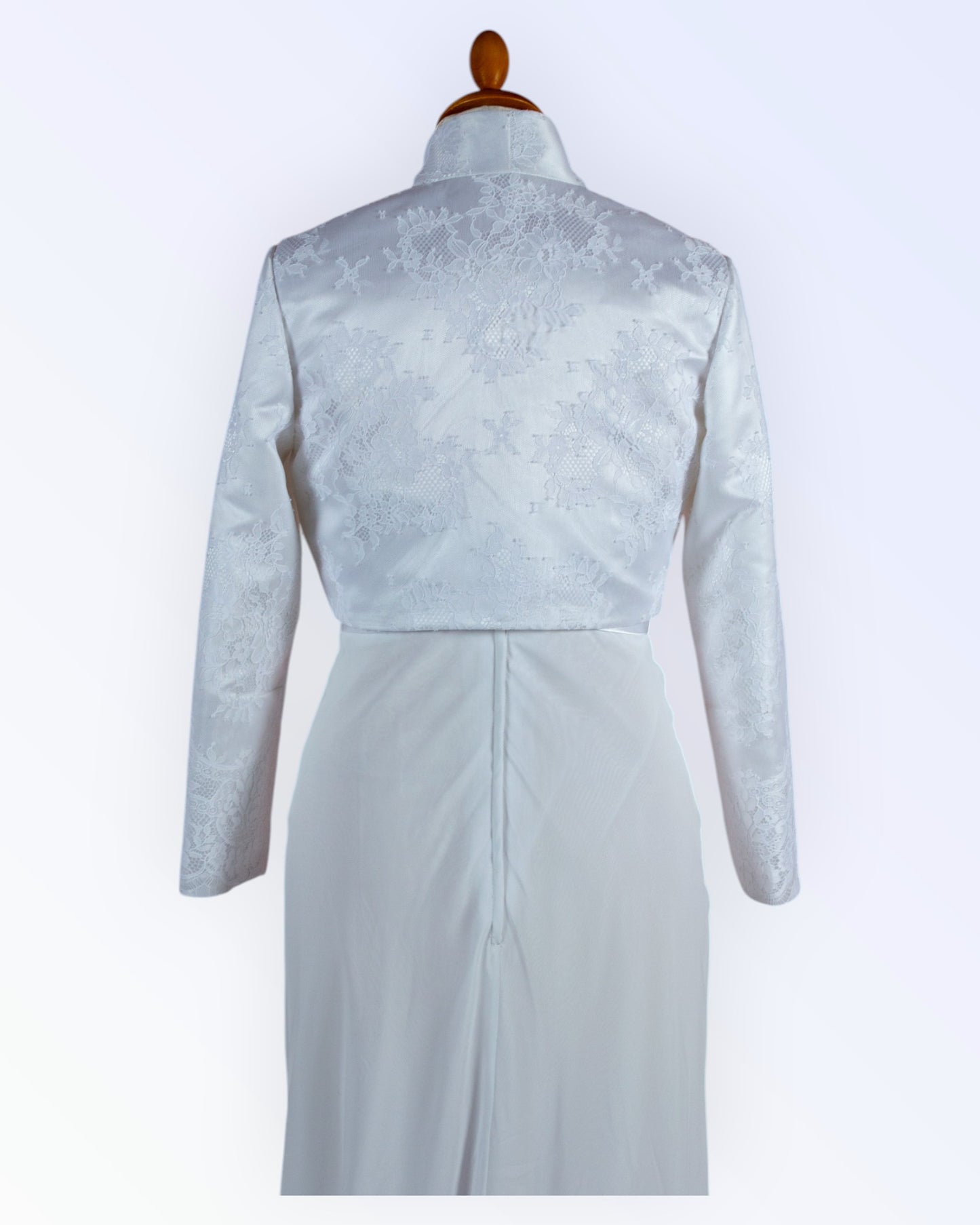 Juhlava valkoinen bolero morsiamelle