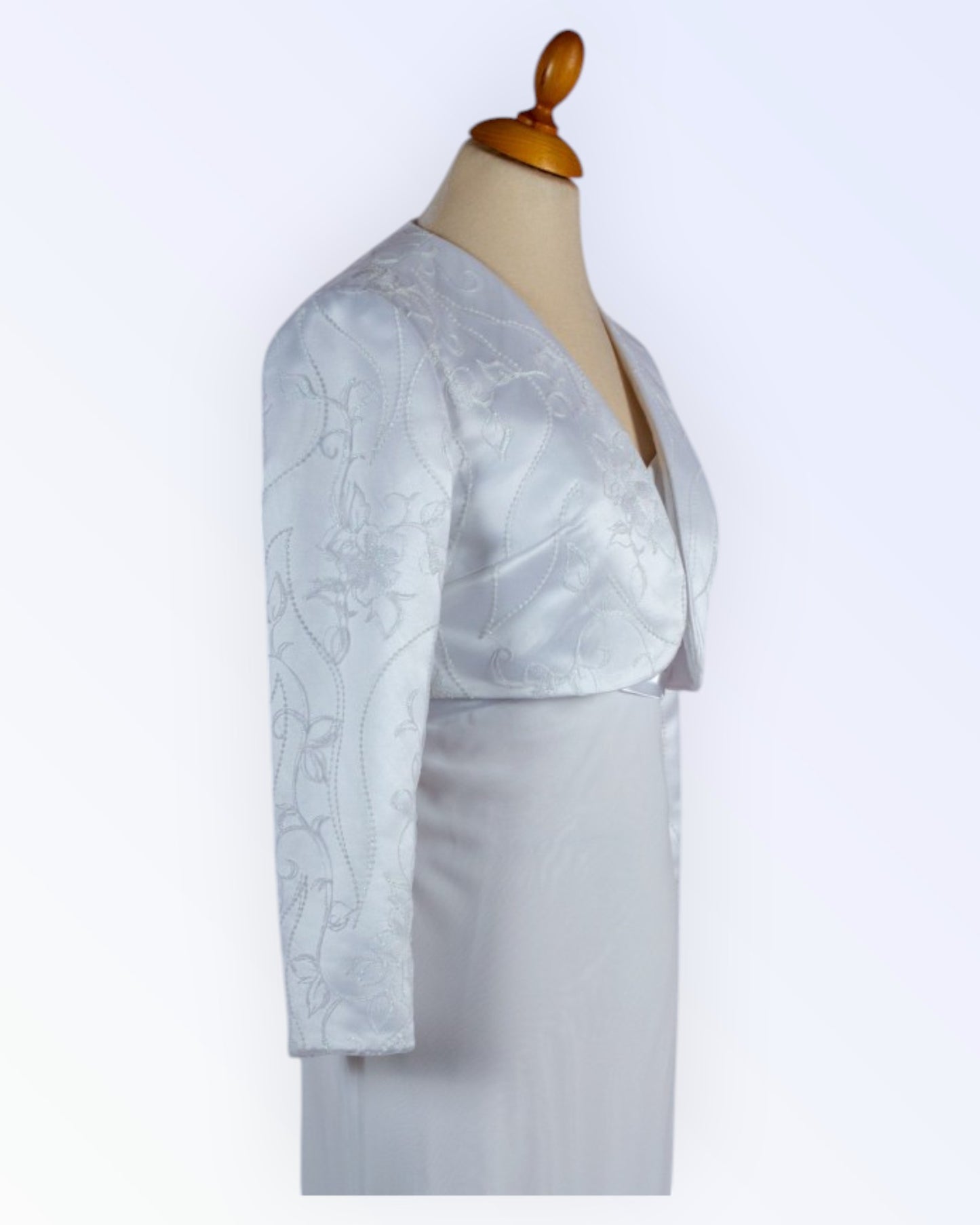 Juhlava valkoinen bolero morsiamelle