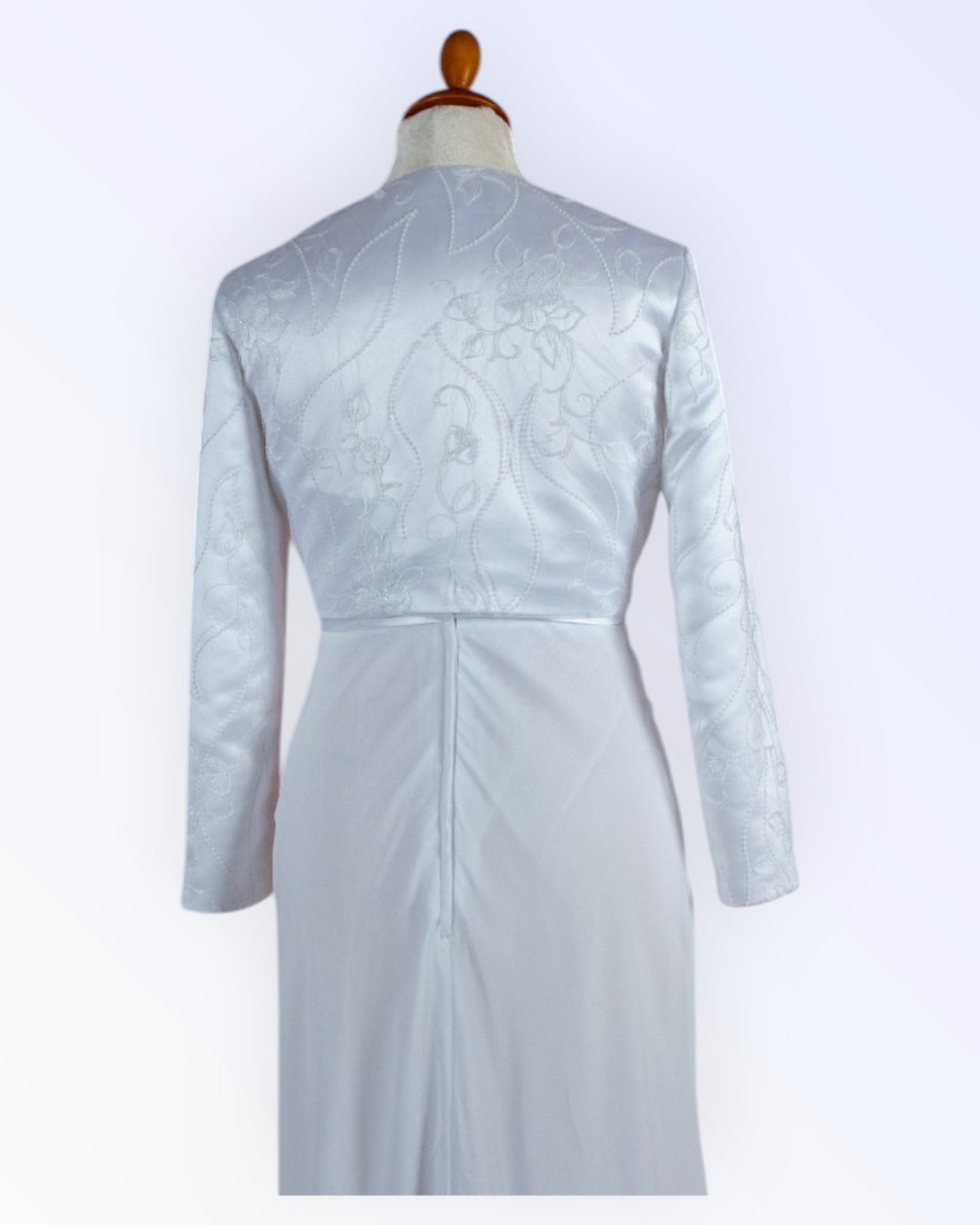 Juhlava valkoinen bolero morsiamelle
