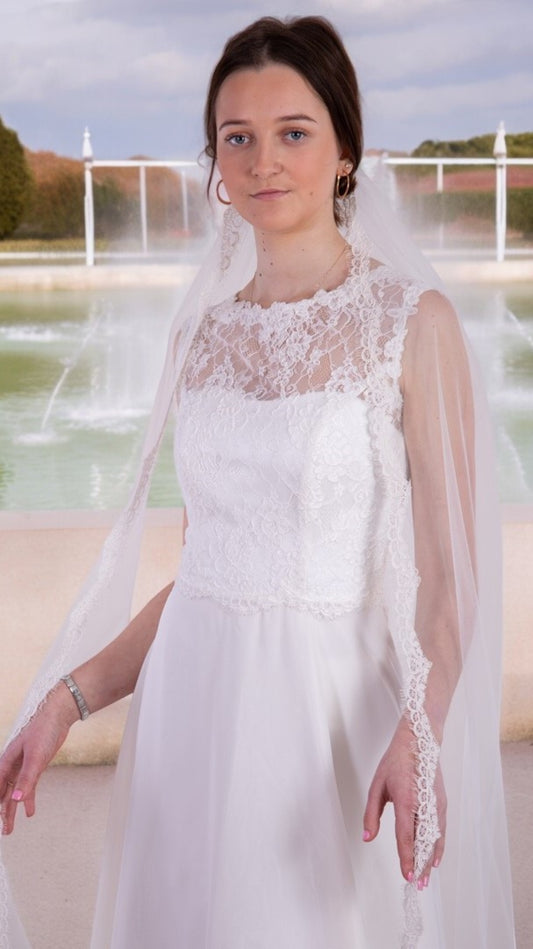 Bridal veil with lace trim