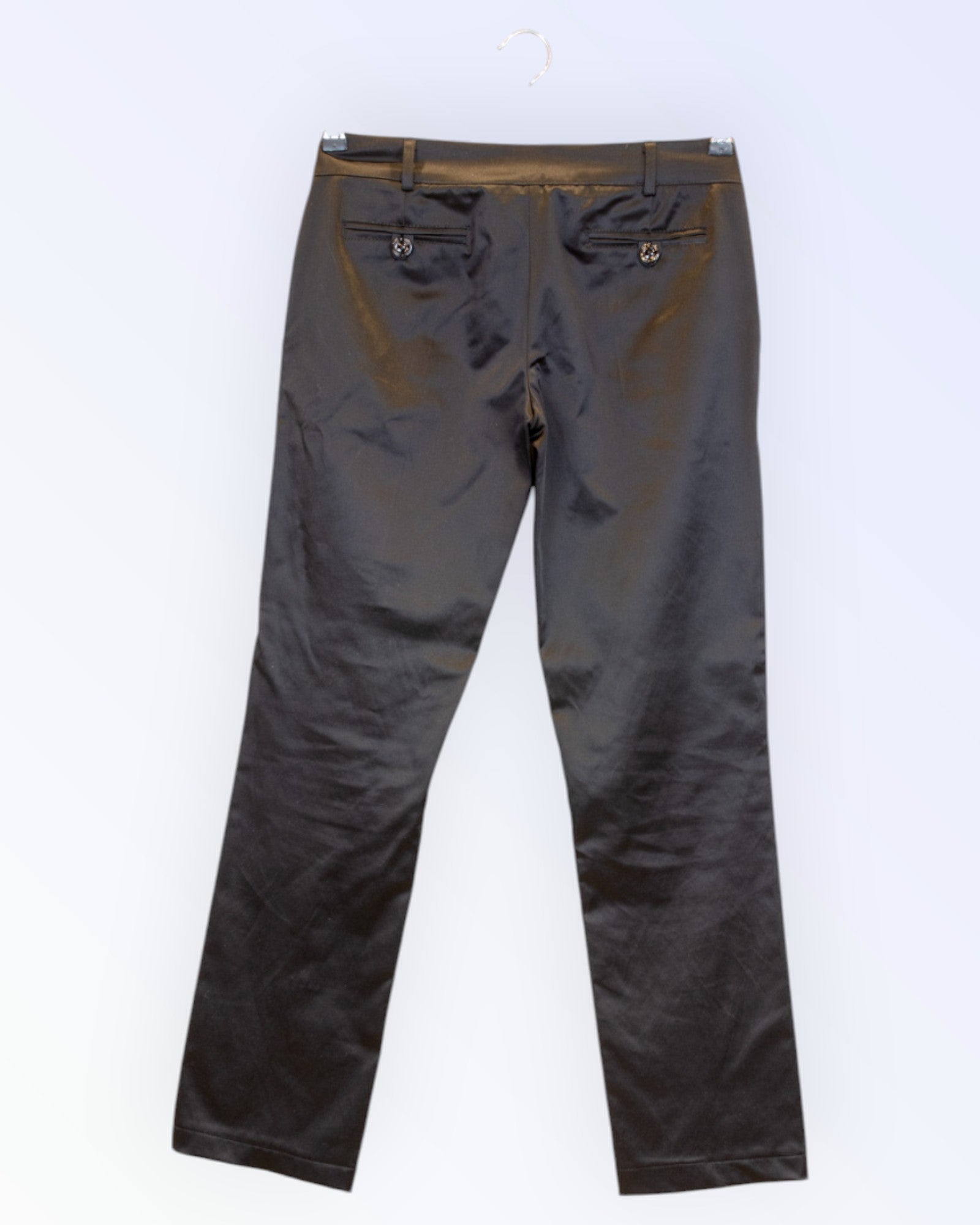 Mustad sirgelõikelised püksid