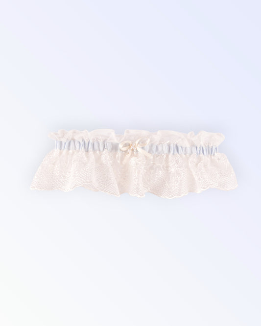Classic garter made of natural white lace
