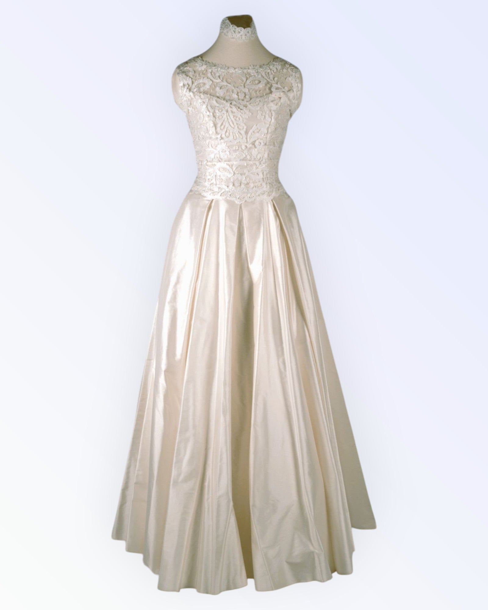 Wedding dress with pleated skirt