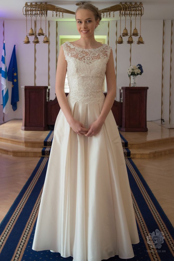 Wedding dress with pleated skirt
