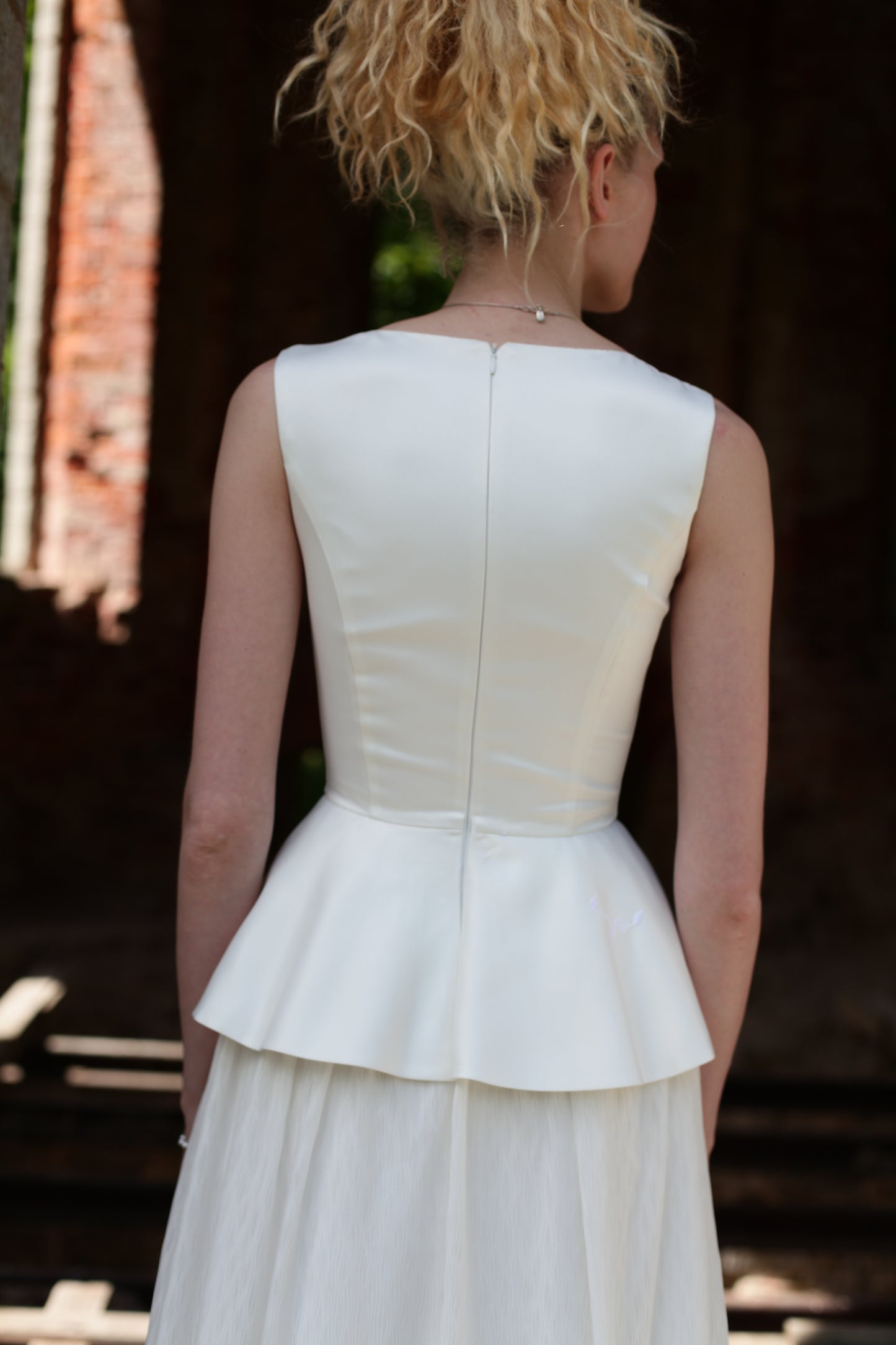 Peplum-hääpuku