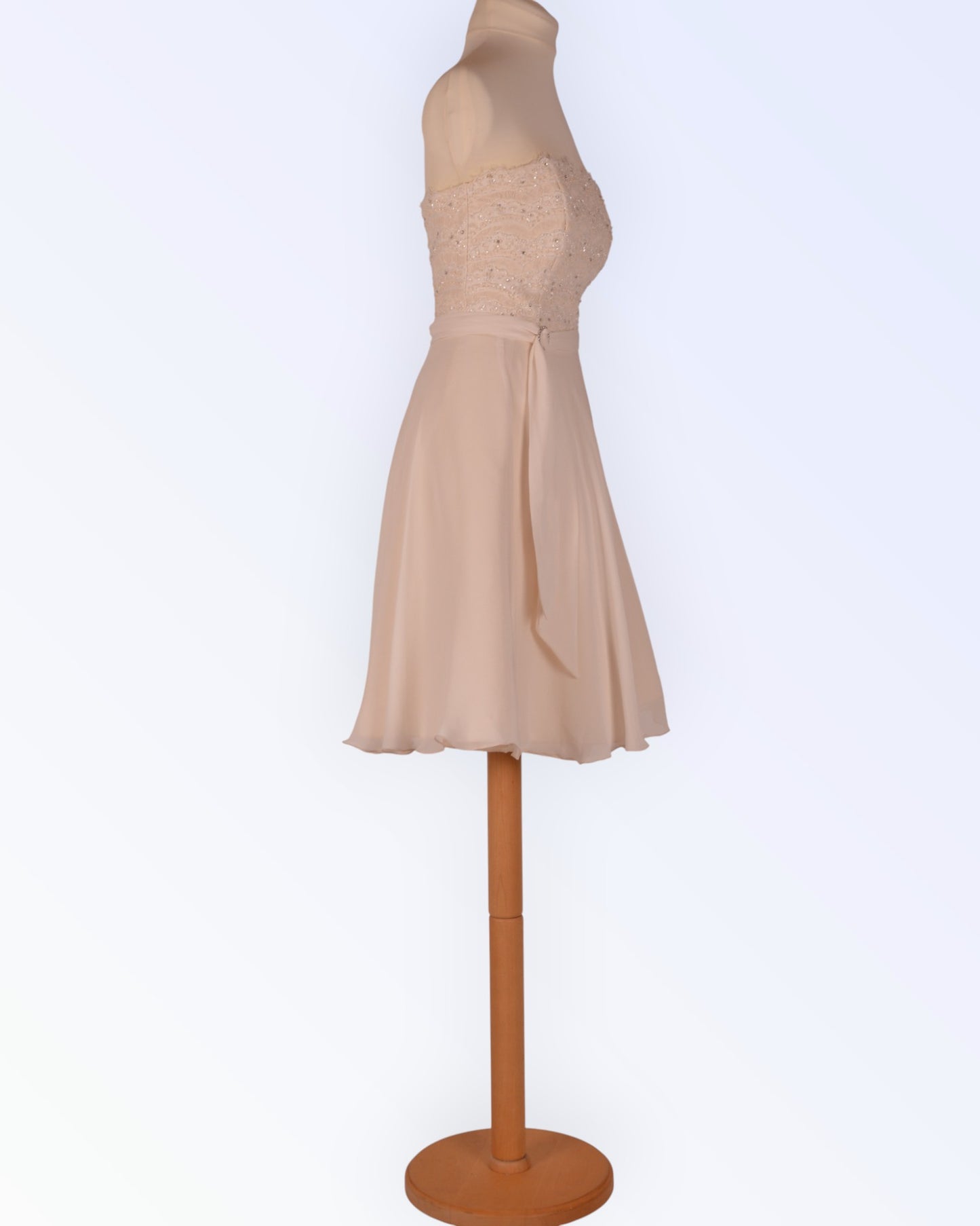 Lyhyt vintage-tyylinen mekko