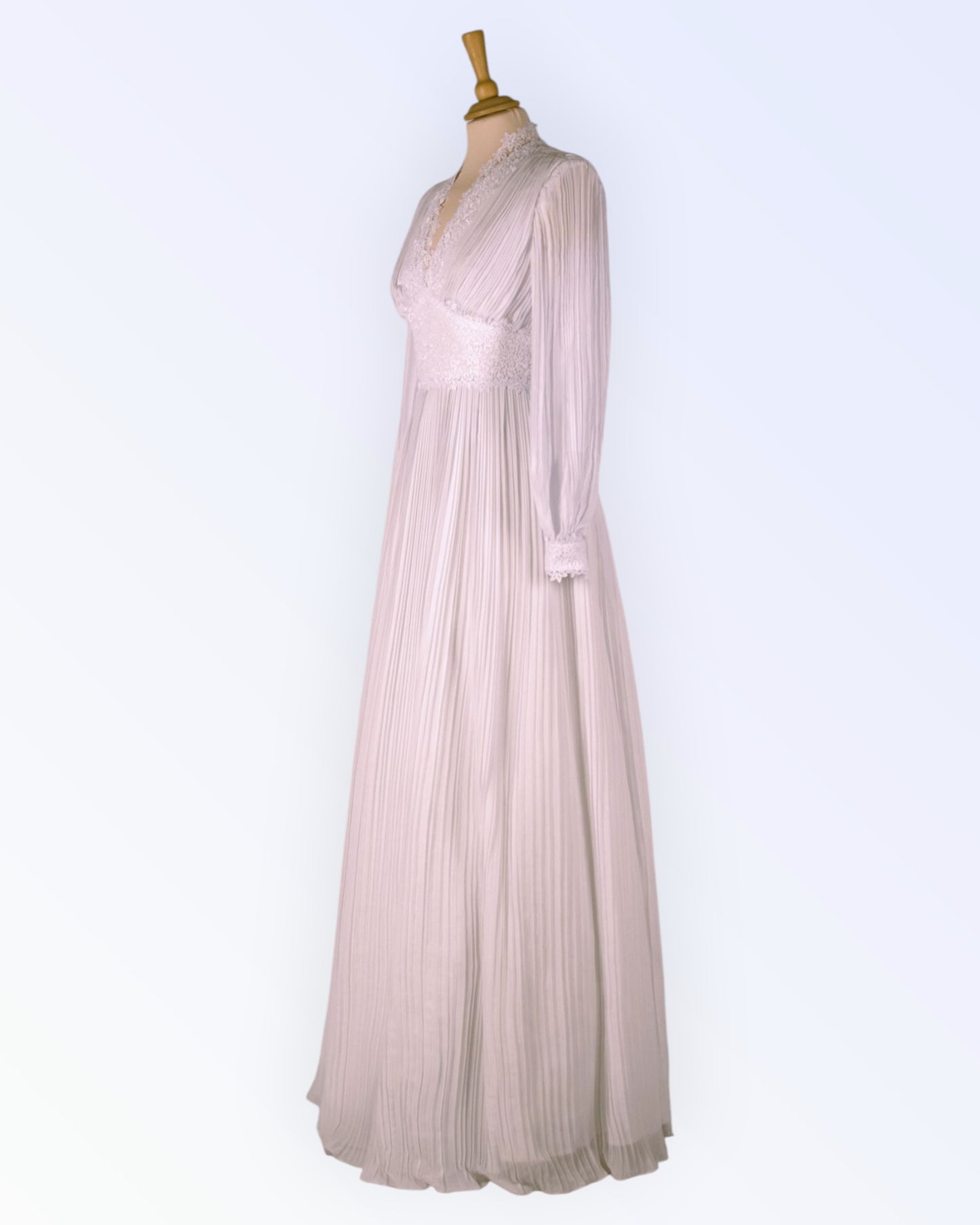 Valkoinen vintage-tyylinen hääpuku