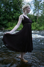 Päikeseplisseerist seelikuga bordoopunane šifoonkleit