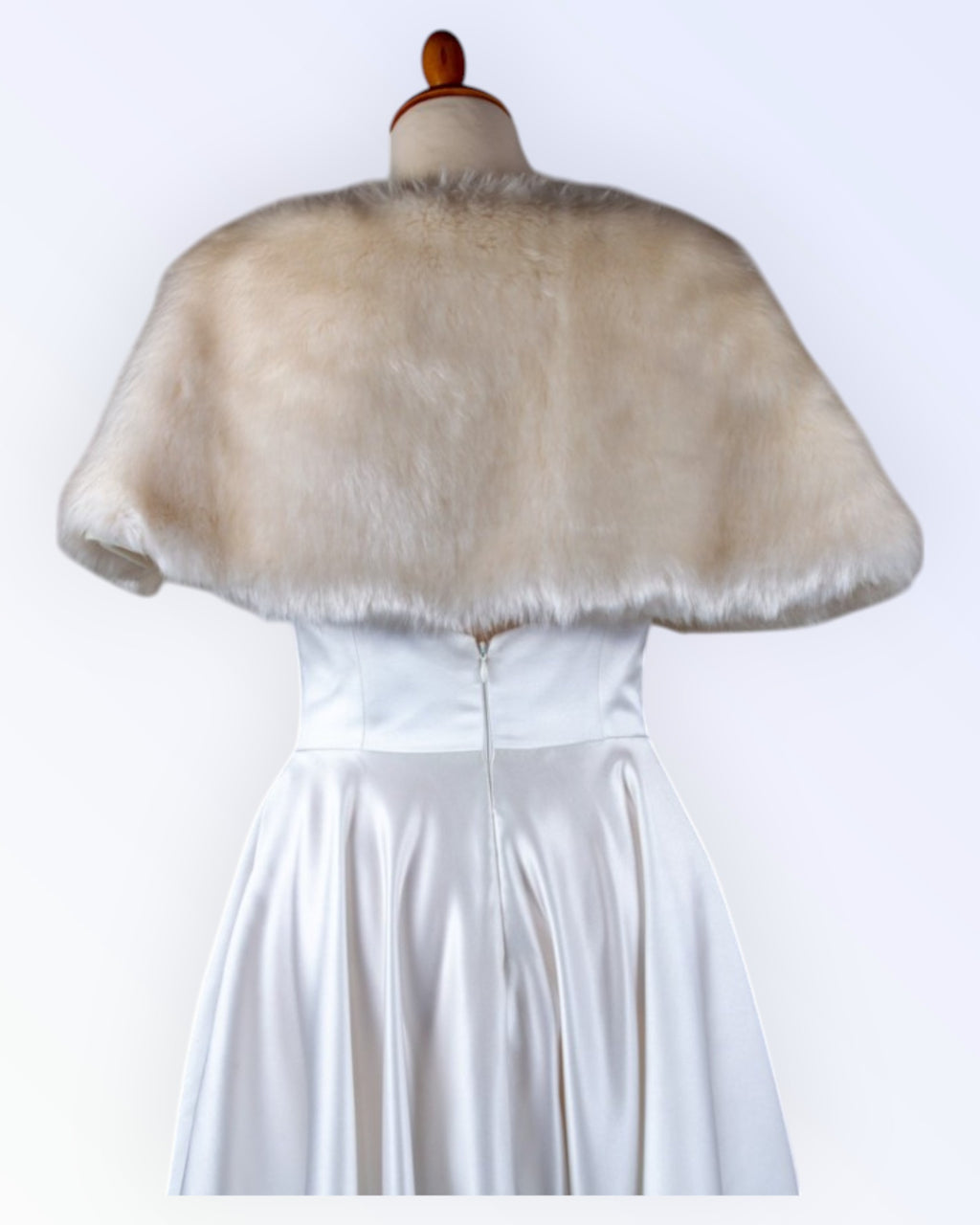 Loodusvalge kunstkarusnahast keep