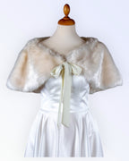 Loodusvalge kunstkarusnahast keep