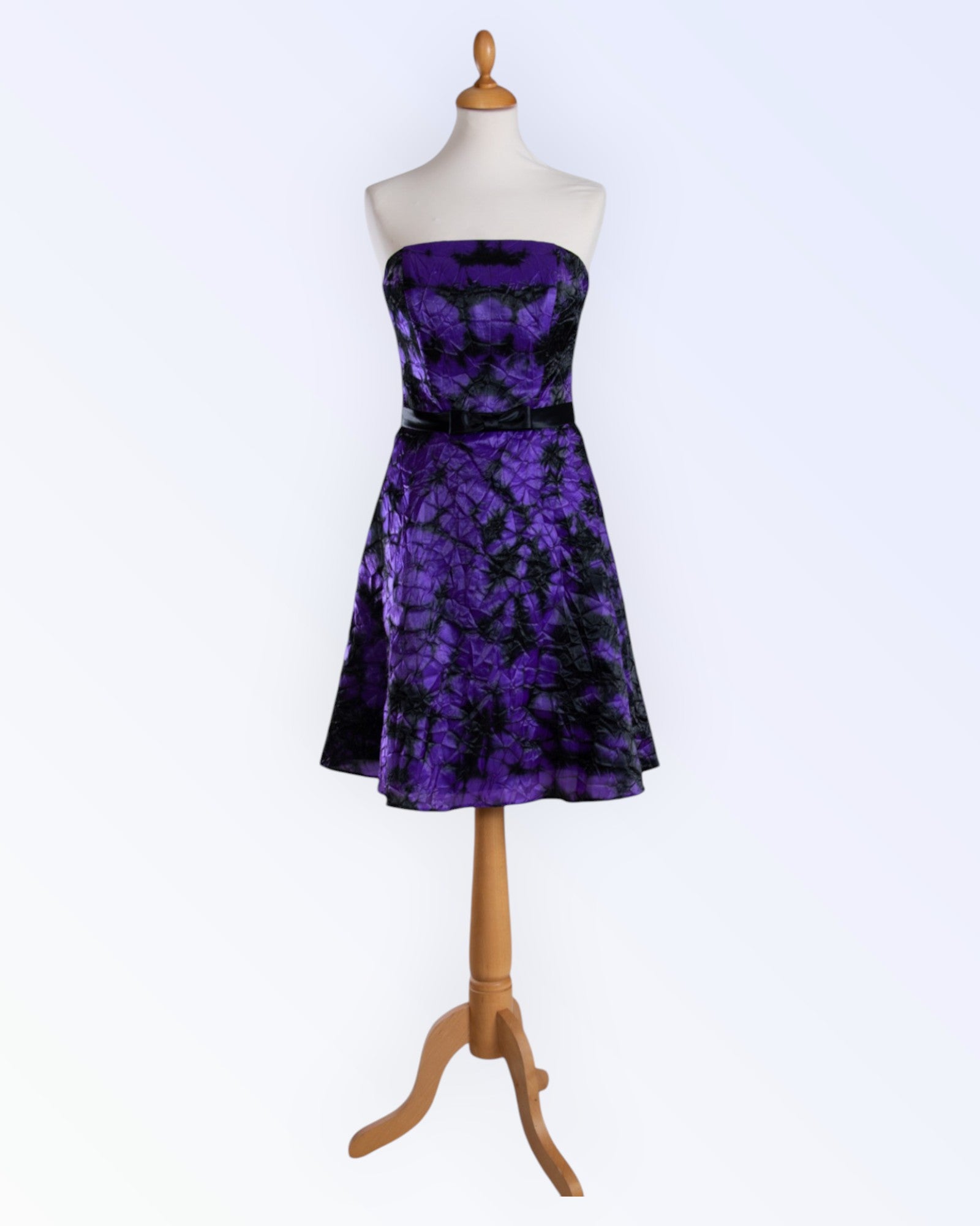 Kaksivärinen satiiniorganza-korsetticocktailmekko