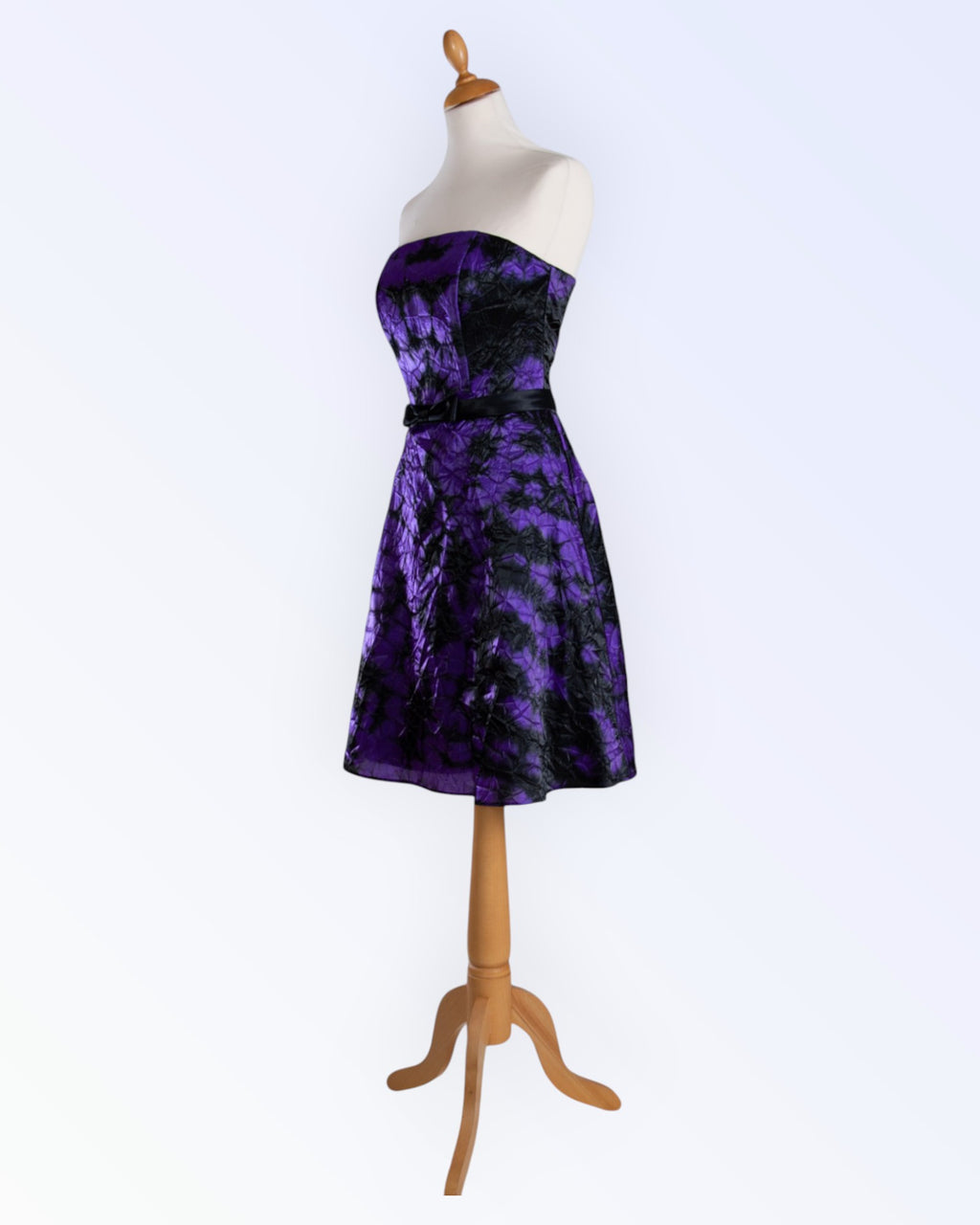 Kaksivärinen satiiniorganza-korsetticocktailmekko