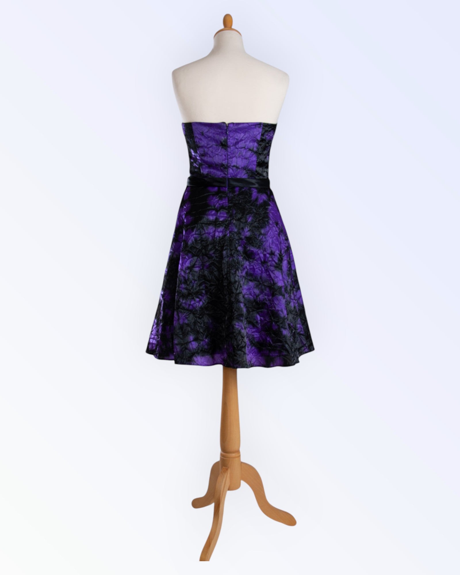 Kaksivärinen satiiniorganza-korsetticocktailmekko