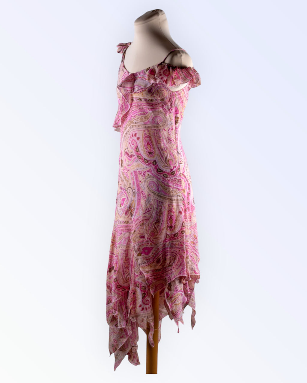 Modeszene värikäs kesämekko