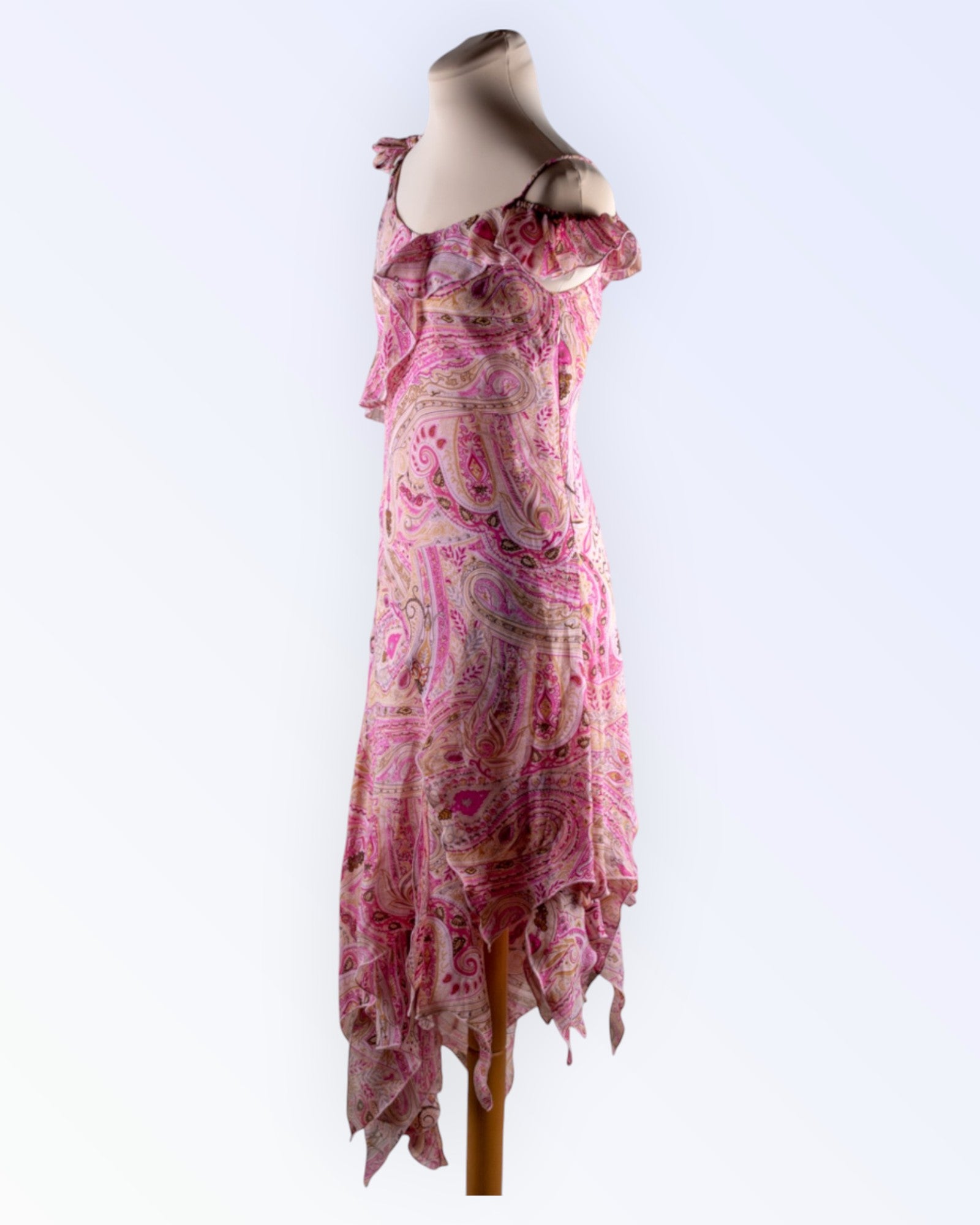 Modeszene värikäs kesämekko