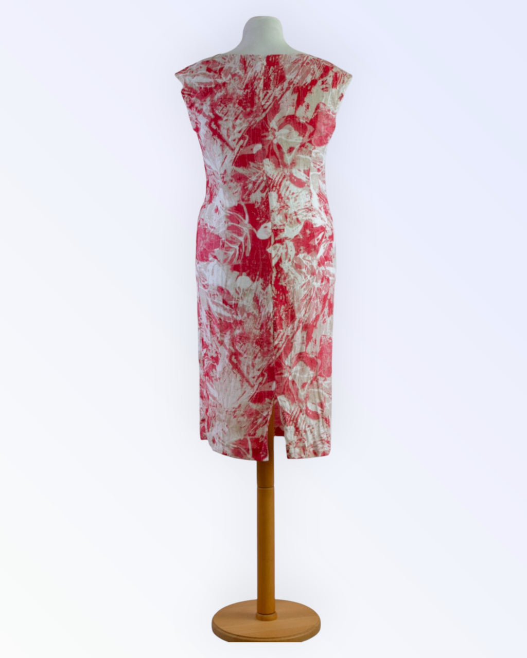 Modelia värviline suvekleit