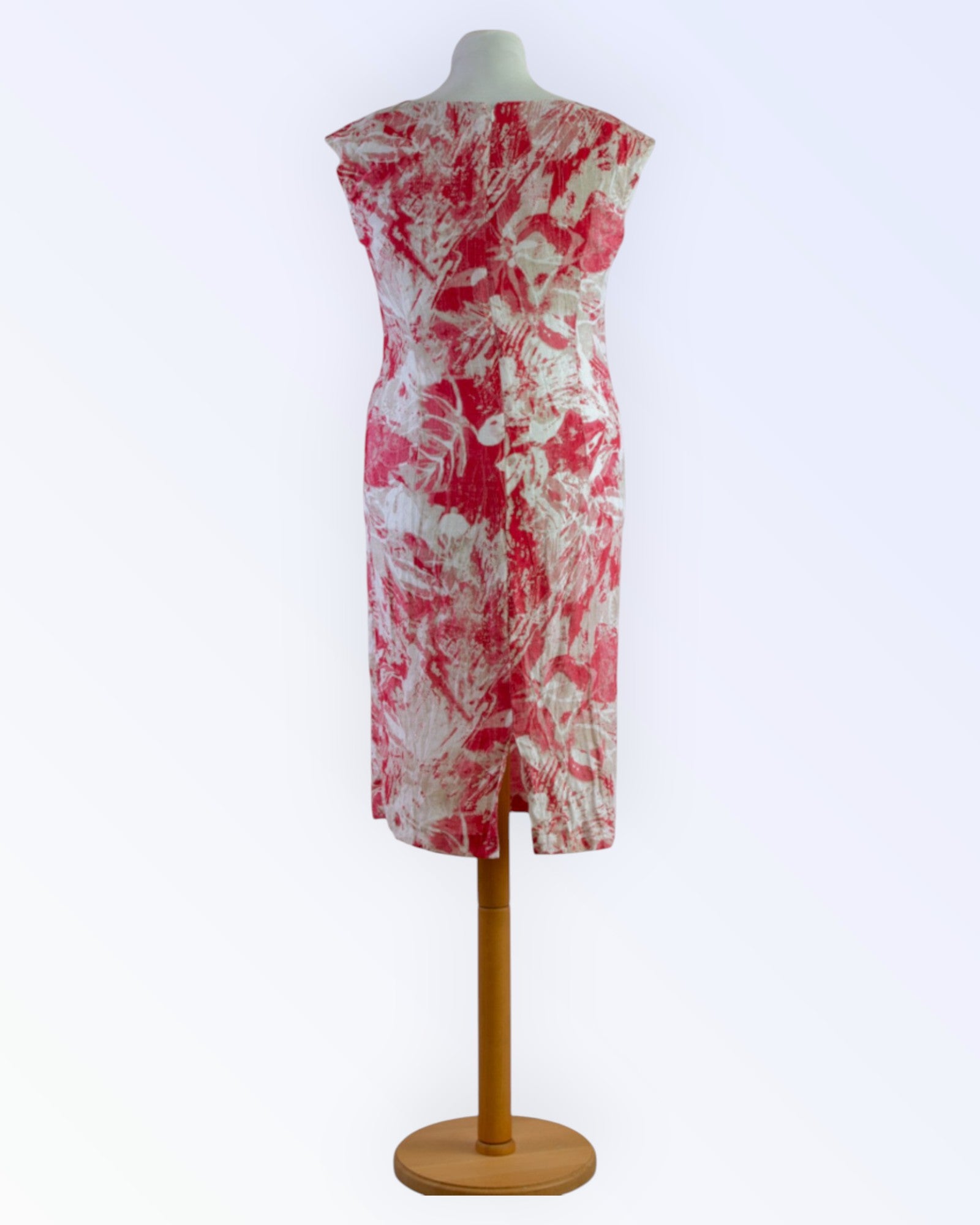 Modelia värviline suvekleit