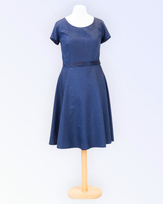 Tummansininen jacquard-mekko