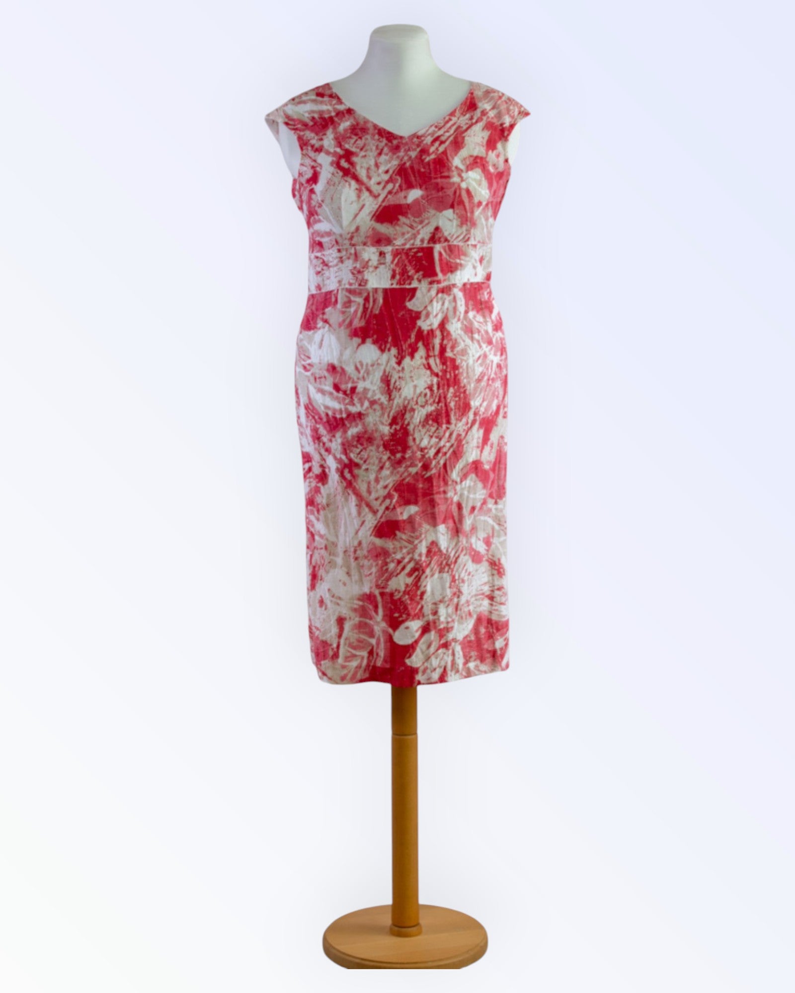 Modelia värviline suvekleit