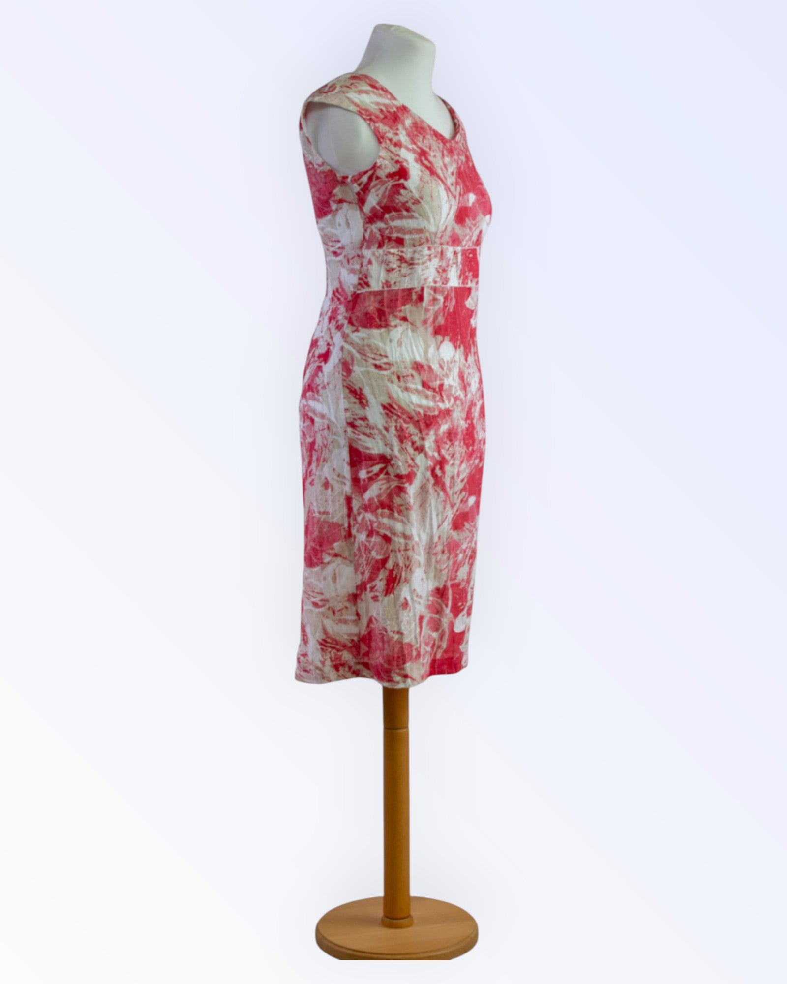 Modelia värviline suvekleit