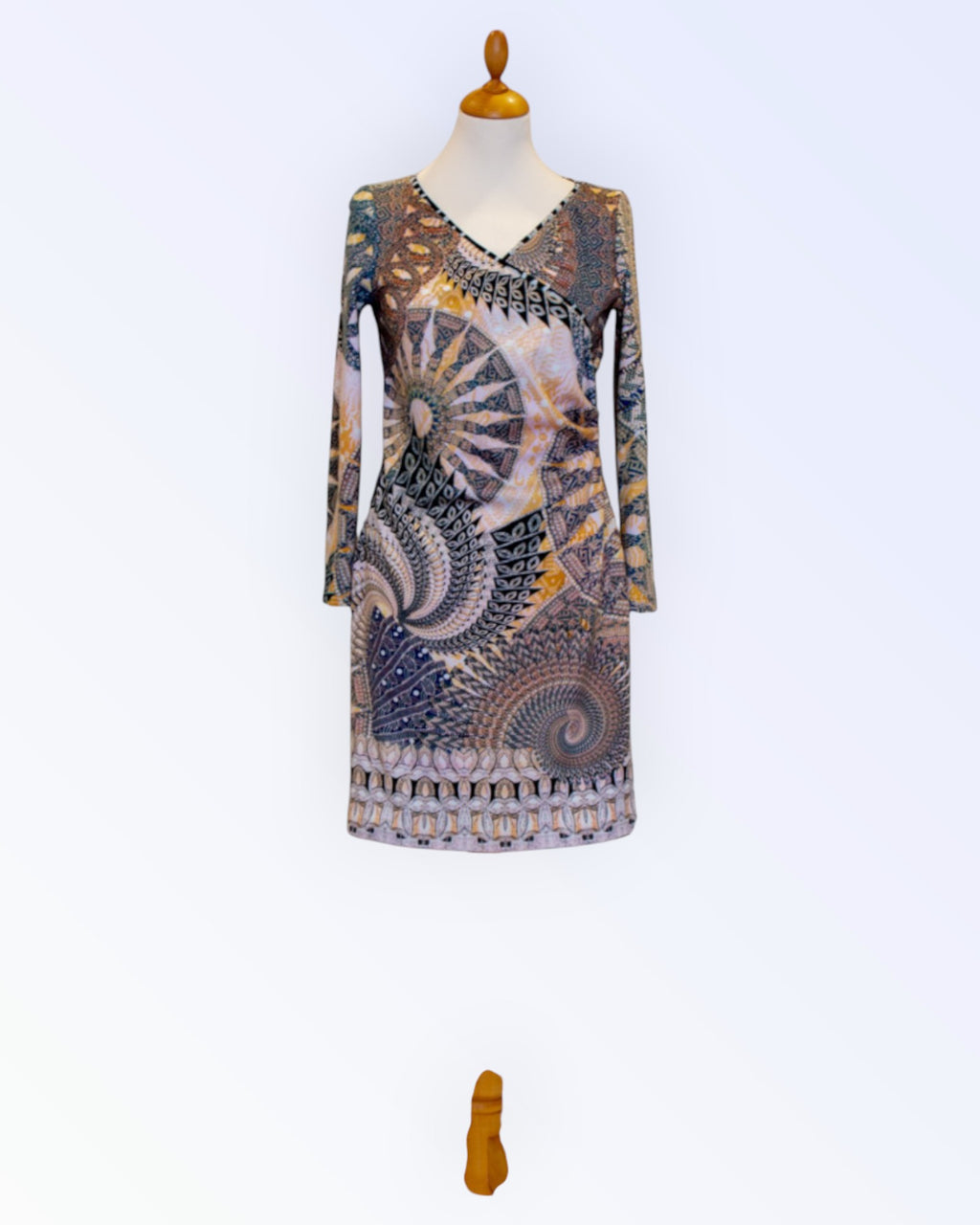 Monivärinen epäsymmetrinen neulemekko