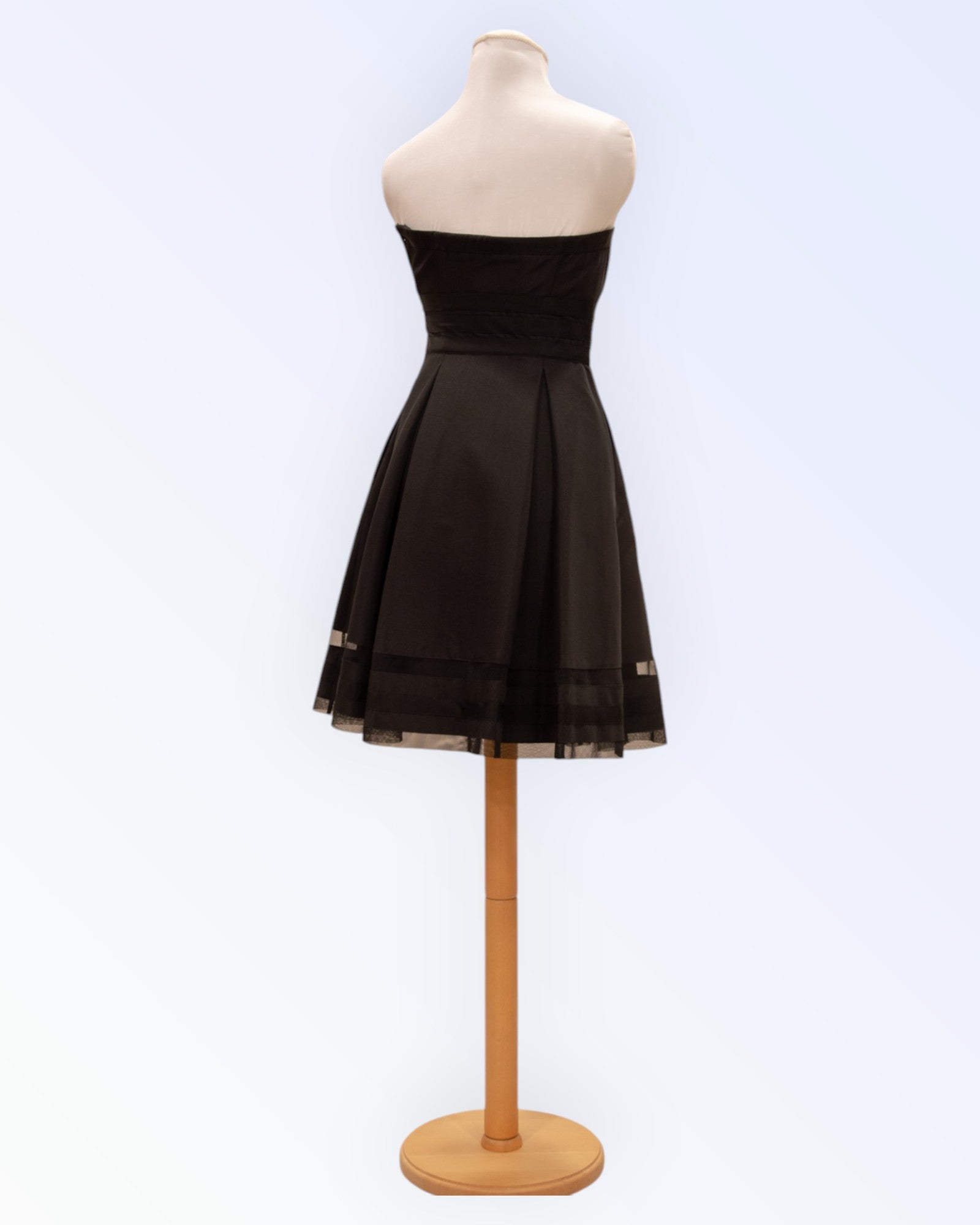 White House/ Black Market little black party dress Ageless.ee - vintage and retro clothing online store White House/ Black Market little black party dress Ageless.ee - vintage and retro clothing online store