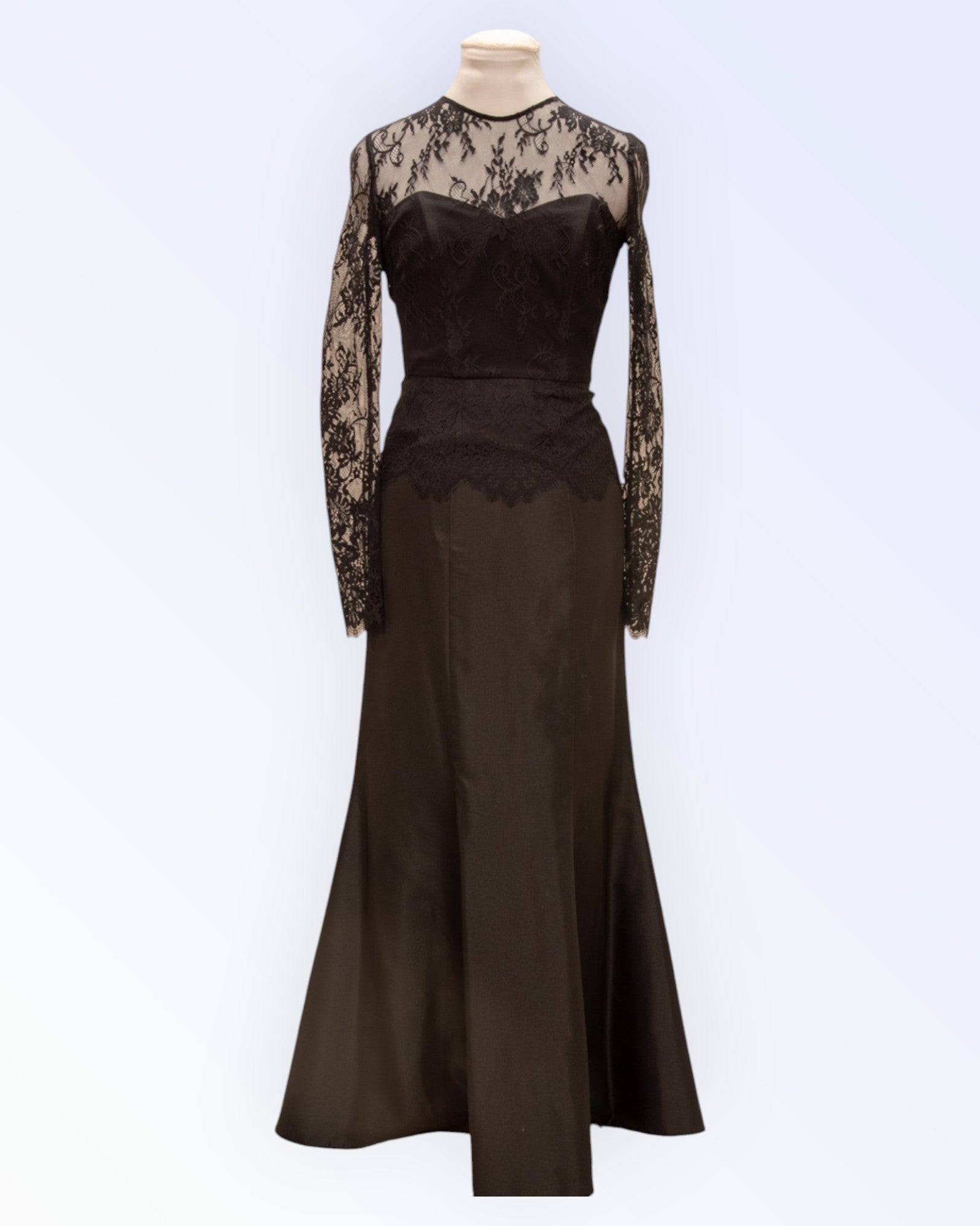 Merineitsi-siluetiga klassikaline õhtukleit